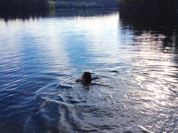穏やかな湖で泳ぐ